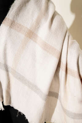 Çizgi Detaylı Omuz Şalı Latte - Omuz Şalı