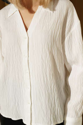 Çizgi Kabartmalı V Yaka Gömlek Beyaz - Kadın Giyim Modelleri