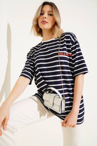 Çizgili Arka Baskılı T-shirt Lacivert - Kadın Giyim Modelleri