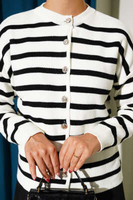 Çizgili Düğme Detaylı Kısa Triko Hırka Ekru - Hırka