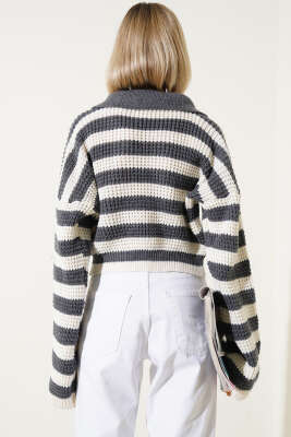 Çizgili Düğmeli Kısa Triko Hırka Füme - Kadın Giyim Modelleri