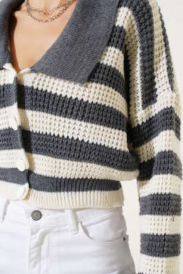 Çizgili Düğmeli Kısa Triko Hırka Füme - Kadın Giyim Modelleri