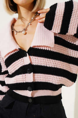 Çizgili Düğmeli Kısa Triko Hırka Pudra - Kadın Giyim Modelleri