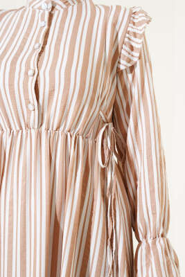 Çizgili Düğmeli Omuz Fırfırlı Elbise Latte - Tesettür Elbise