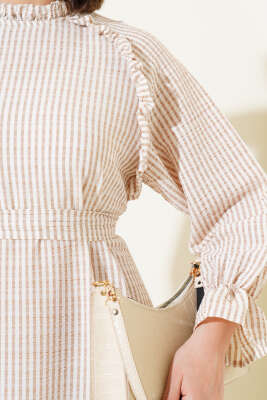 Çizgili Fırfır Detaylı Gofre Elbise Bej - Tesettür Elbise