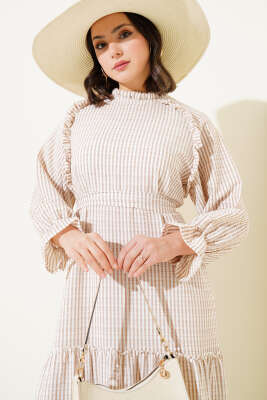 Çizgili Fırfır Detaylı Gofre Elbise Bej - Tesettür Elbise