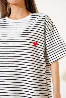 Çizgili Kalp Nakışlı T-shirt Ekru - Kadın Giyim Modelleri