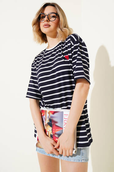 Çizgili Kalp Nakışlı T-shirt Lacivert - Kadın Giyim Modelleri