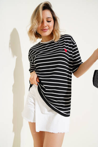 Çizgili Kalp Nakışlı T-shirt Siyah - Kadın Giyim Modelleri