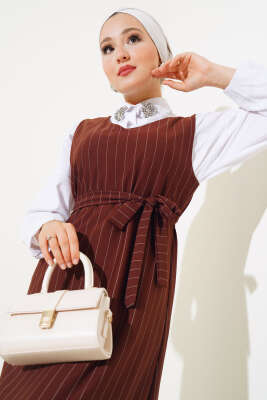 Çizgili Kuşaklı Jile Elbise Kahve - Tesettür Elbise