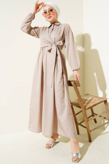 Çizgili Yarım Düğmeli Bağlamalı Elbise Latte - Elbise