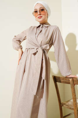 Çizgili Yarım Düğmeli Bağlamalı Elbise Latte - Tesettür Elbise