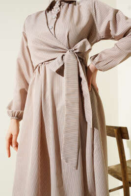 Çizgili Yarım Düğmeli Bağlamalı Elbise Latte - Tesettür Elbise