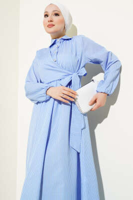 Çizgili Yarım Düğmeli Bağlamalı Elbise Mavi - Tesettür Elbise