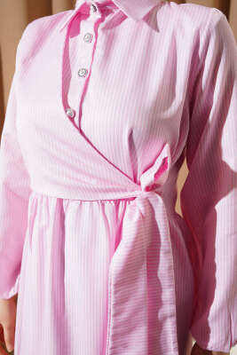 Çizgili Yarım Düğmeli Bağlamalı Elbise Pembe - Tesettür Elbise