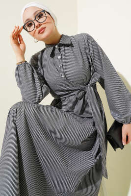 Çizgili Yarım Düğmeli Bağlamalı Elbise Siyah - Tesettür Elbise