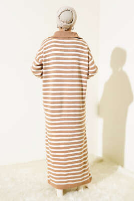 Çizgili Yarım Fermuarlı Triko Elbise Büsküvi - Tesettür Elbise