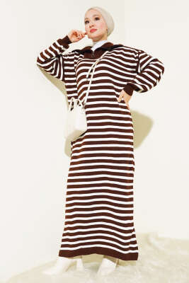 Çizgili Yarım Fermuarlı Triko Elbise Kahve 