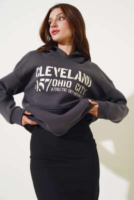Cleveland Yazılı Kapüşonlu Üç İplik Sweatshirt Füme - Kadın Giyim Modelleri