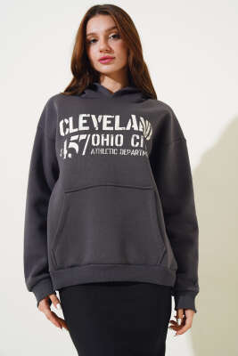 Cleveland Yazılı Kapüşonlu Üç İplik Sweatshirt Füme - Kadın Giyim Modelleri