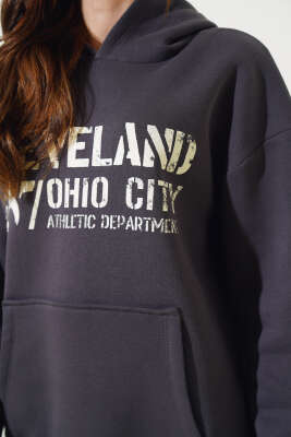 Cleveland Yazılı Kapüşonlu Üç İplik Sweatshirt Füme - Kadın Giyim Modelleri
