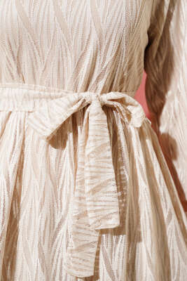 Dalga Dantelli Kuşaklı Elbise Bej - Tesettür Elbise