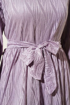 Dalga Dantelli Kuşaklı Elbise Lila - Tesettür Elbise