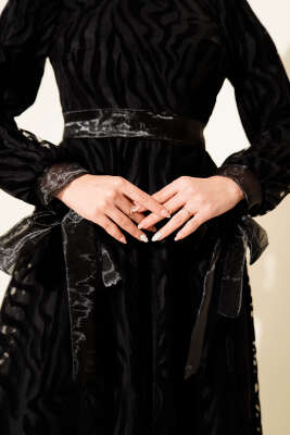 Dalga Desen Tül Kuşak Abiye Elbise Siyah - Elbise