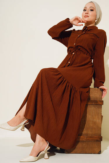 Dantel Detaylı Boydan Düğmeli Elbise Kahve - Tesettür Elbise