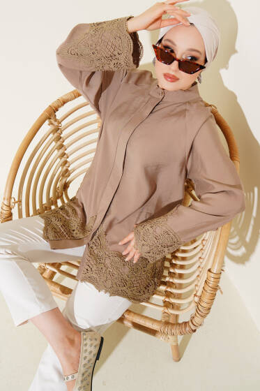 Dantel Detaylı Gizli Düğmeli Gömlek Vizon - Gömlek