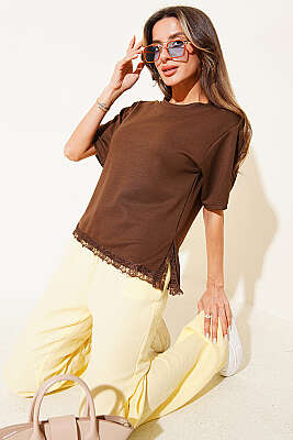 Dantel Detaylı Yan Yırtmaçlı T-shirt Kahve - CALİENTE
