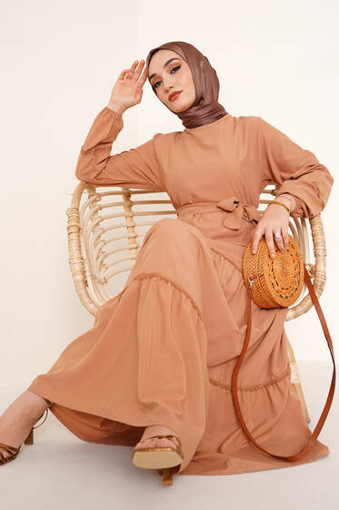 Dantel Süslemeli Ayrobin Elbise Latte - Tesettür Elbise