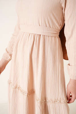 Dantel Süslemeli Kuşaklı Elbise Bej - Tesettür Elbise