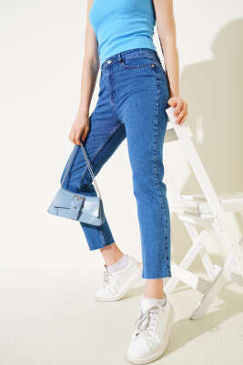 Dar Kesik Paça Mom Kot Pantolon Açık Mavi - Kadın Giyim Modelleri