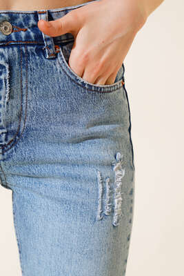 Dar Paça Yıpratmalı Kot Pantolon Açık Mavi - Kadın Giyim Modelleri