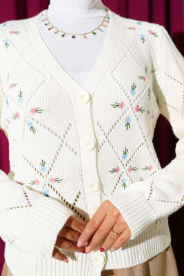 Delikli Çiçek Nakışlı Triko Hırka Ekru - 300-500 TL Ürünler