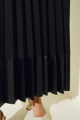 Deri Detaylı Pilise Etekli Takım Siyah - İKİLİ TAKIM