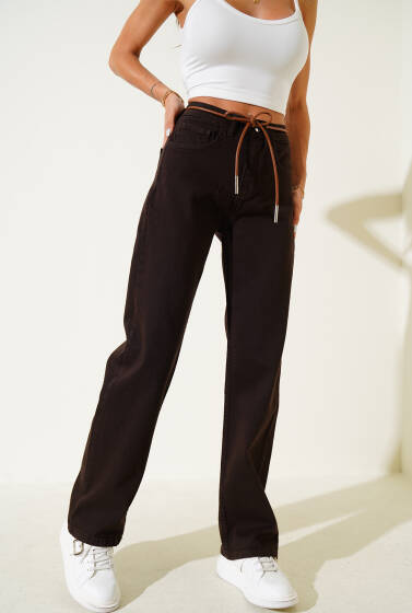 Deri İp Kemerli Boru Paça Kot Pantolon Kahve - Kadın Giyim Modelleri