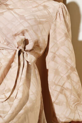 Desenli Balon Kol Kuşaklı Jakar Elbise Bej - Tesettür Elbise