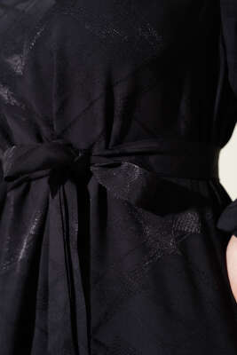 Desenli Balon Kol Kuşaklı Jakar Elbise Siyah - Tesettür Elbise