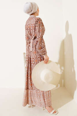 Desenli Boydan Düğmeli Volanlı Elbise Kahve - Tesettür Elbise