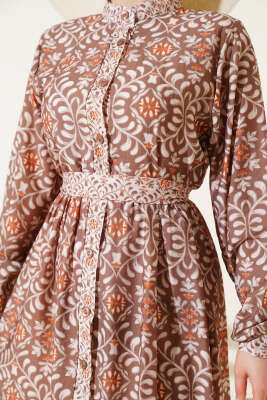 Desenli Boydan Düğmeli Volanlı Elbise Kahve - Tesettür Elbise