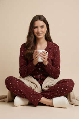 Desenli Düğmeli Süet Pijama Takımı Bordo Puanlı 