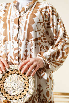 Desenli Hakim Yaka Düğmeli Elbise Latte - Tesettür Elbise