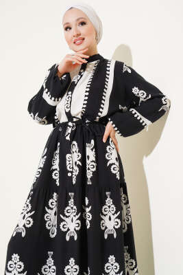 Desenli İp Kuşaklı Düğmeli Viskon Elbise Siyah - Tesettür Elbise