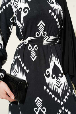 Desenli Kuşaklı Volanlı Elbise Siyah - Tesettür Elbise