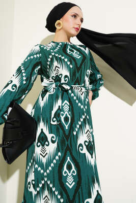 Desenli Kuşaklı Volanlı Elbise Zümrüt - Tesettür Elbise