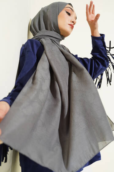 Desenli Monogram Şal Gri - Başörtüsü