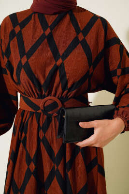 Desenli Yarasa Kol Kemerli Elbise Kiremit - Tesettür Elbise