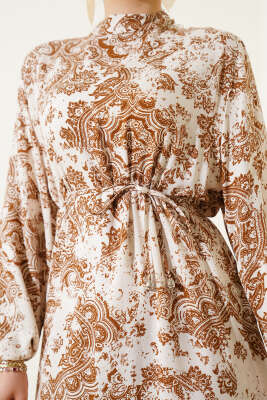 Dik Yaka Desenli Elbise Camel - Tesettür Elbise